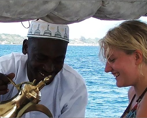 guest-on-dhow-being-served-home